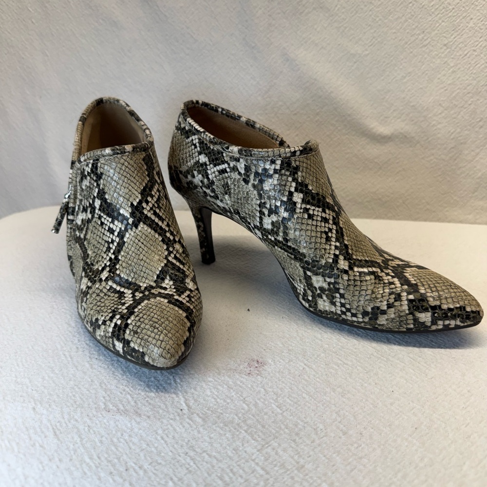 Baddie IMPO Booties Faux Snake Skin Make a Statement 3” Heel Side Zip Vampy Sz 8